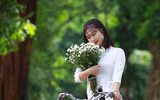 Nữ sinh trường THPT Nguyễn Thị Minh Khai dịu dàng bên cúc họa mi